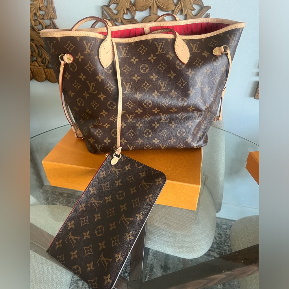 Authentic Louis Vuitton Neverfull MM Bag
Brand new- never used